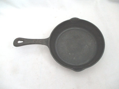 BENJAMIN & MEDWIN 8 In. Cast Iron SKILLET Pot Pan Cooking Camping Sits Flat