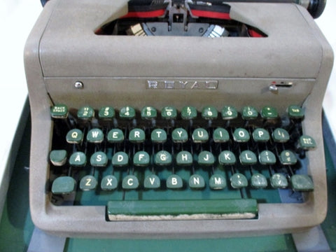 Vintage ROYAL QUIET DE LUXE Manual Typewriter + Carrying Case Rare WORKS!