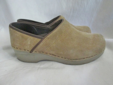EUC Womens DANSKO Suede Leather Clogs Shoes Slip-On Mules BEIGE 38 7.5 TAN BROWN